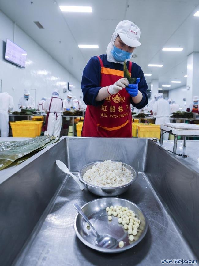 百年嘉兴粽子改造斥地新赛谈 传统好意思食变身国潮新宠