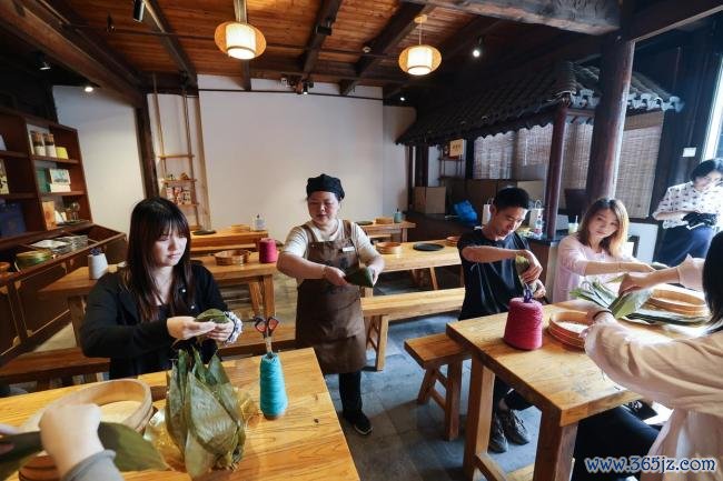 百年嘉兴粽子改造斥地新赛谈 传统好意思食变身国潮新宠