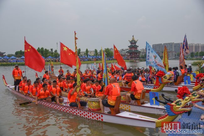 湖北江陵首届龙舟赛氛围拉满 龙舟竞渡吵杂超卓