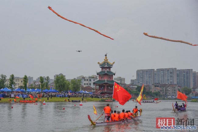 湖北江陵首届龙舟赛氛围拉满 龙舟竞渡吵杂超卓