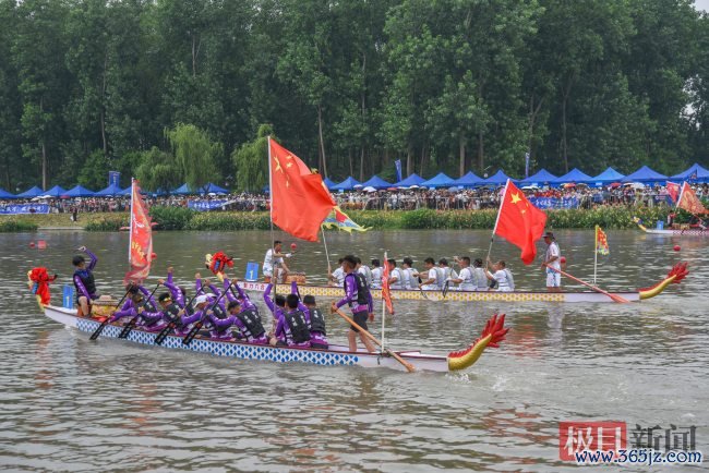 湖北江陵首届龙舟赛氛围拉满 龙舟竞渡吵杂超卓
