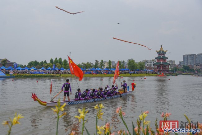 湖北江陵首届龙舟赛氛围拉满 龙舟竞渡吵杂超卓