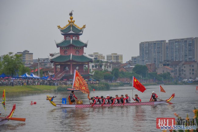 湖北江陵首届龙舟赛氛围拉满 龙舟竞渡吵杂超卓