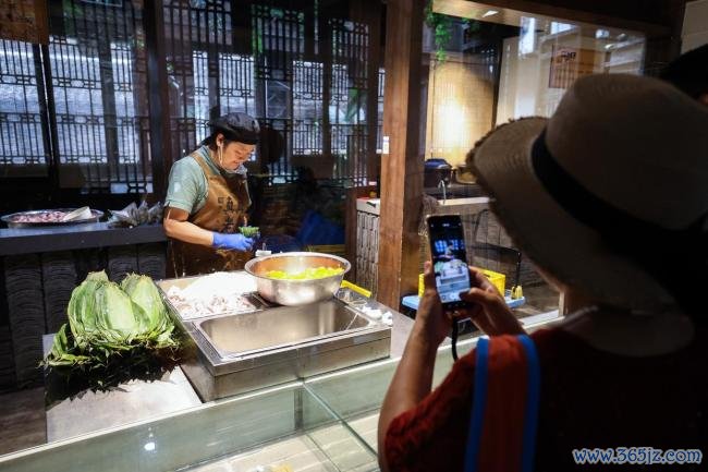 百年嘉兴粽子改造斥地新赛谈 传统好意思食变身国潮新宠