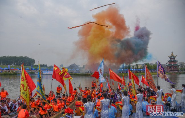 湖北江陵首届龙舟赛氛围拉满 龙舟竞渡吵杂超卓